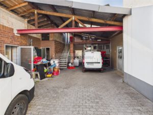 Einfahrt mit Schuppen