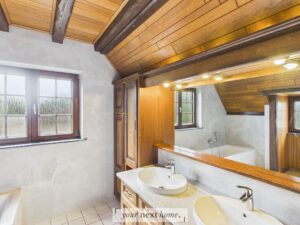 Badezimmer mit Einbauschränken