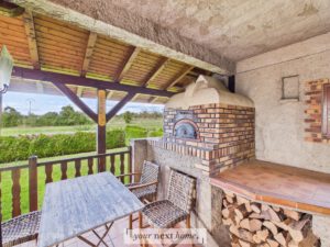 Terrasse mit Pizzaofen