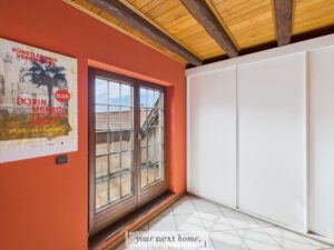 Kinderzimmer mit Zugang zu Balkon