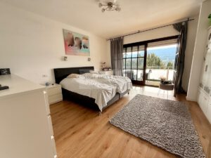 Schlafzimmer mit Ausgang zum Balkon