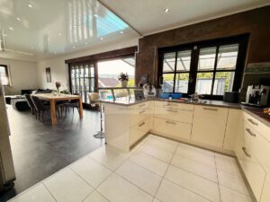 offene Küche mit Ausgang zur Terrasse