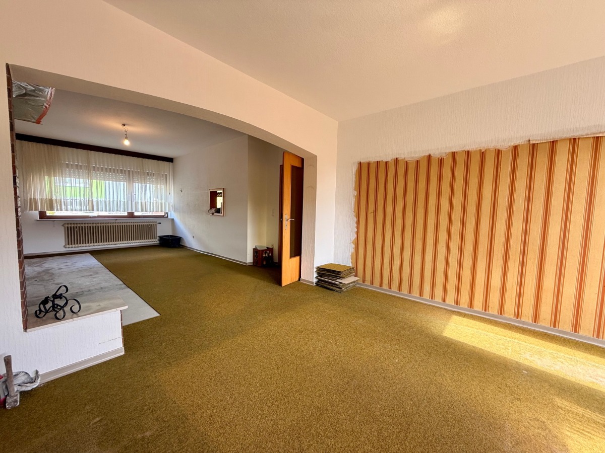 großes helles Wohn- Esszimmer mit Ausgang zum Balkon