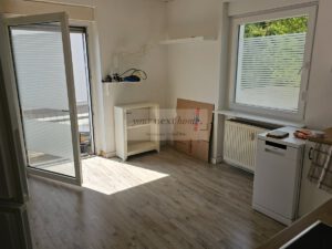 Küche mit Zugang zum Balkon