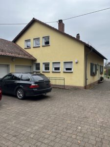 Einfahrt mit 3 Garagen
